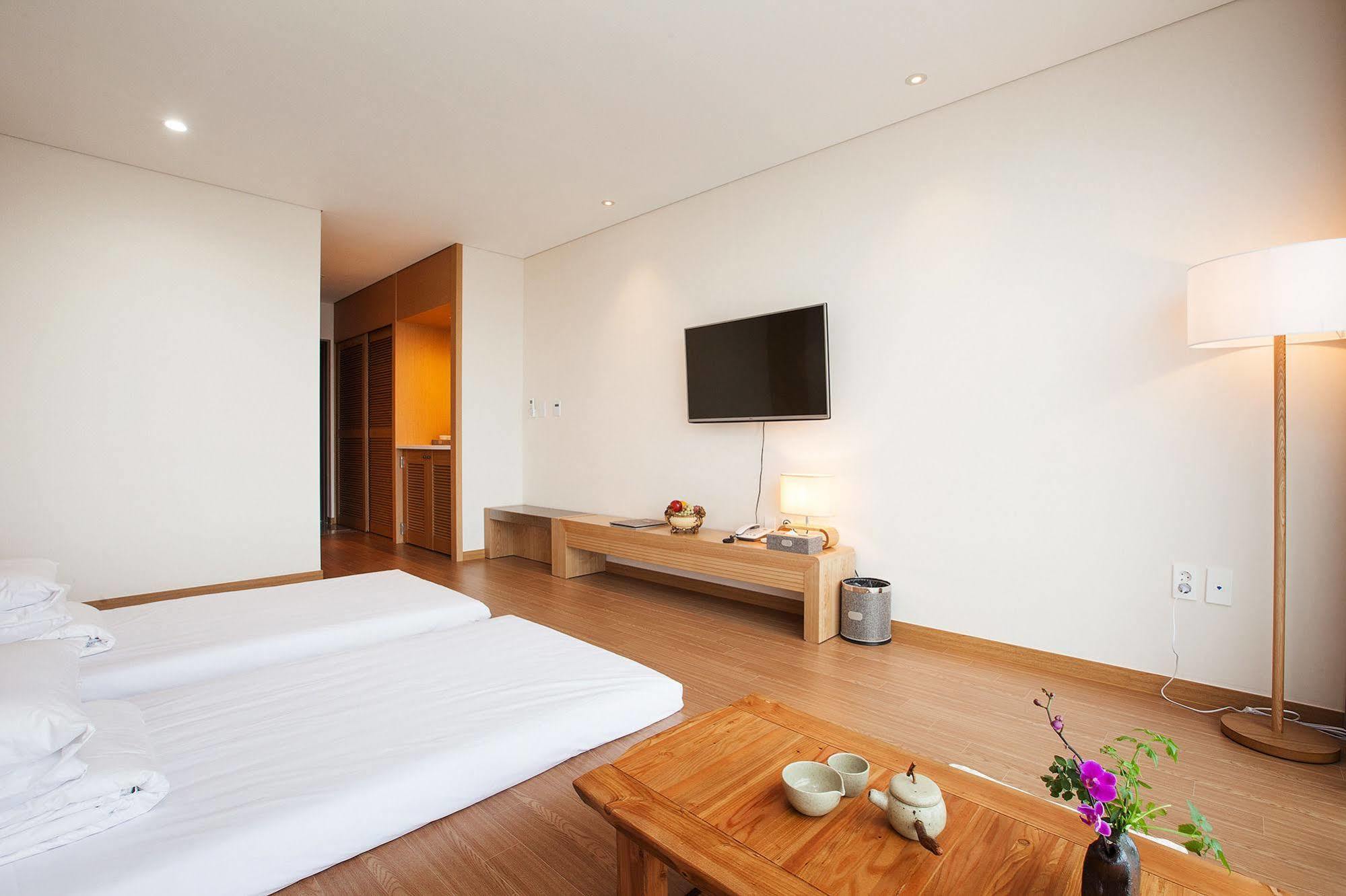 Youus Hotel Seogwipo Zewnętrze zdjęcie